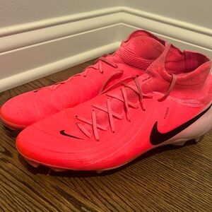 Nike Phantom Luna Soccer Cleats